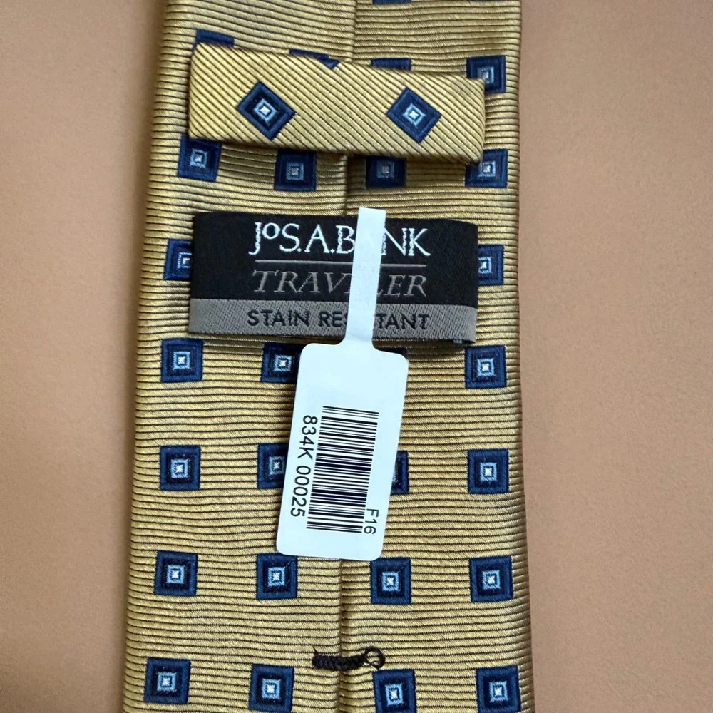 Jos A Bank Traveler Gold Blue‎ Geometric Silk Necktie Stain Resistant 3.5 Inch